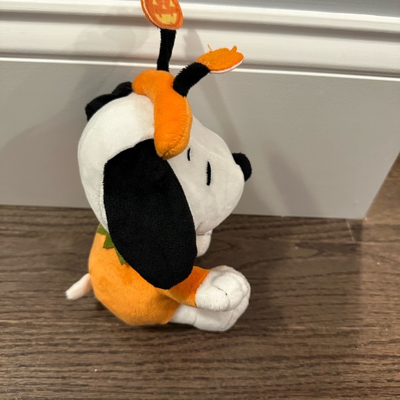 Hallmark Snoopy Peanuts Halloween 7” Snoopy Plush Stuffed Orange Pumpkin Costume - Picture 4 of 7